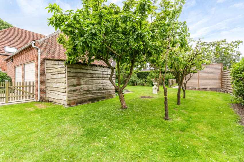 Woning met 3 slpk, inpandige garage/bijgebouw en aangelegde tuin - te koop bij Huyskens Vastgoed & Advies