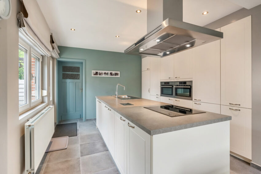 Woning met 3 slpk, inpandige garage/bijgebouw en aangelegde tuin - te koop bij Huyskens Vastgoed & Advies