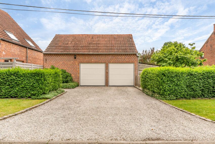 Woning met 3 slpk, inpandige garage/bijgebouw en aangelegde tuin - te koop bij Huyskens Vastgoed & Advies