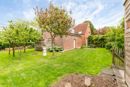 Woning met 3 slpk, dubbele garage/bijgebouw en aangelegde tuin - te koop bij Huyskens Vastgoed & Advies