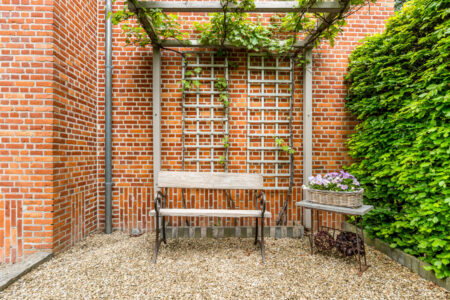 Woning met 3 slpk, dubbele garage/bijgebouw en aangelegde tuin - te koop bij Huyskens Vastgoed & Advies