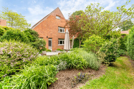 Woning met 3 slpk, dubbele garage/bijgebouw en aangelegde tuin - te koop bij Huyskens Vastgoed & Advies
