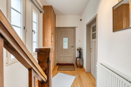 Woning met 3 slpk, dubbele garage/bijgebouw en aangelegde tuin - te koop bij Huyskens Vastgoed & Advies