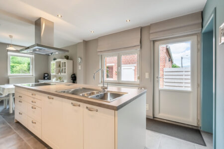 Woning met 3 slpk, dubbele garage/bijgebouw en aangelegde tuin - te koop bij Huyskens Vastgoed & Advies