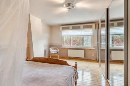Woning met 3 slpk, dubbele garage/bijgebouw en aangelegde tuin - te koop bij Huyskens Vastgoed & Advies
