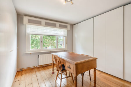 Woning met 3 slpk, dubbele garage/bijgebouw en aangelegde tuin - te koop bij Huyskens Vastgoed & Advies
