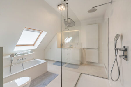 Woning met 3 slpk, dubbele garage/bijgebouw en aangelegde tuin - te koop bij Huyskens Vastgoed & Advies
