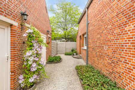 Woning met 3 slpk, dubbele garage/bijgebouw en aangelegde tuin - te koop bij Huyskens Vastgoed & Advies